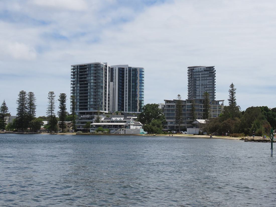 Houses at Mount Pleasant in Western Australia seen from the river shore